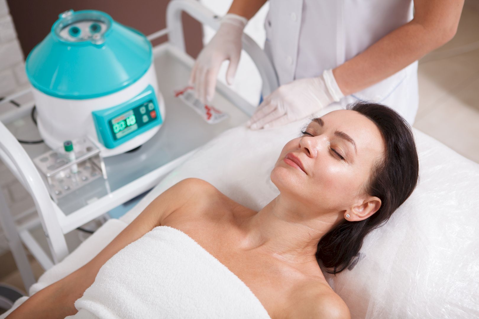 Frau bei Gesichtsbehandlung