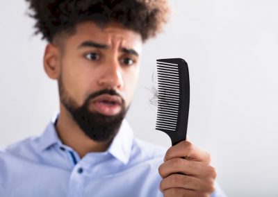 Mann Kamm Haarausfall - Therapie durch Facharzt Andreas Meisen